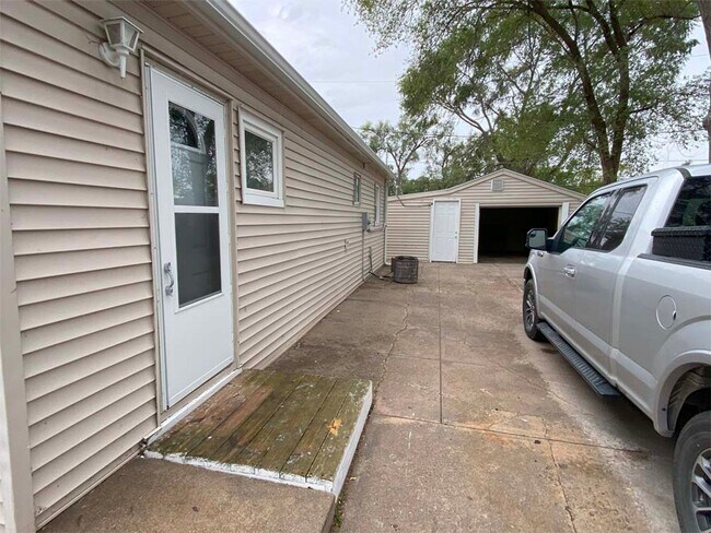 Building Photo - Omaha Ranch Home For Rent