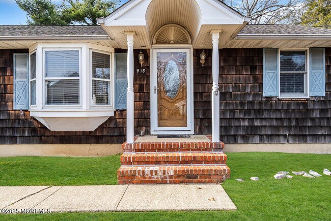 Building Photo - 918 Charles Dr
