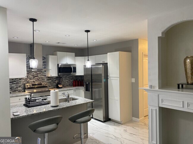 Building Photo - 825 S Forest Lake Dr