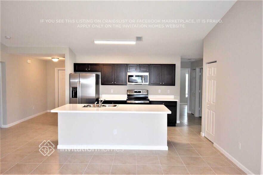 Building Photo - 301 SW Log Dr