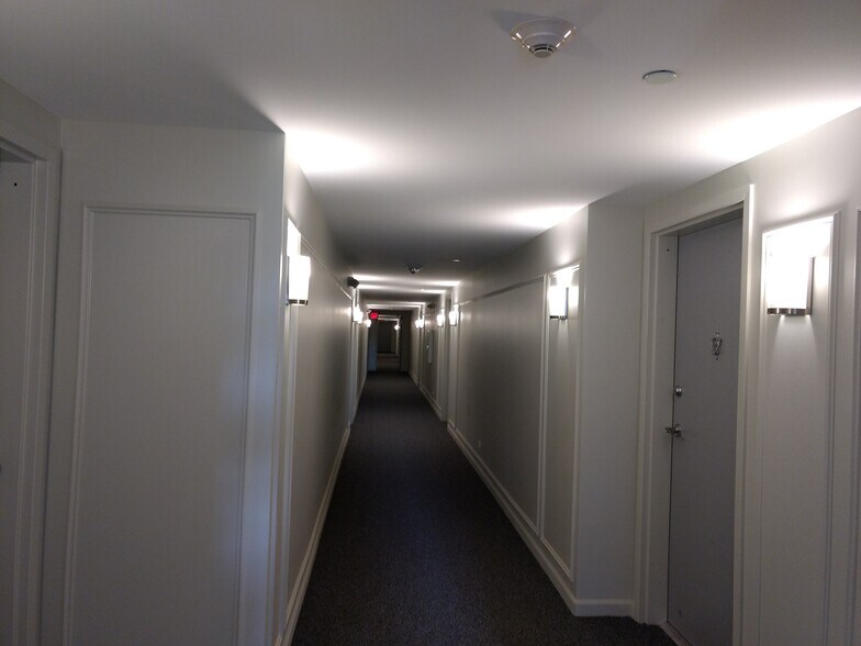 Hotel style hallway - 5201 Carriageway Dr