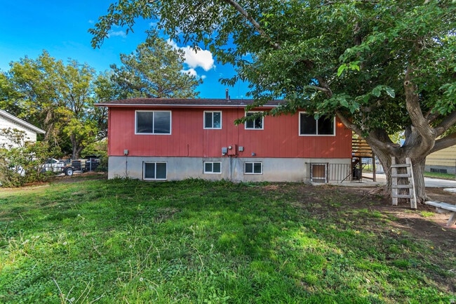 Building Photo - 360 Belaire Cir
