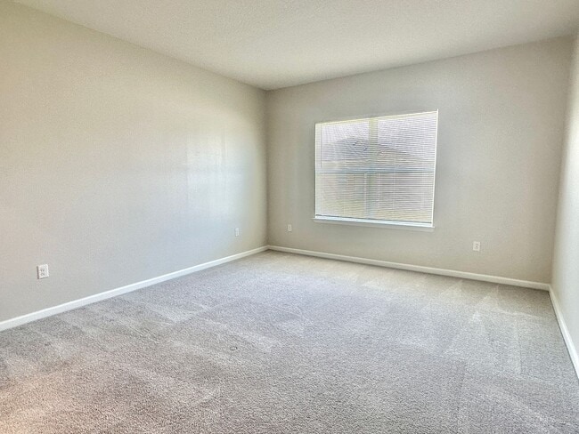 Building Photo - This amazing 4 bedroom, 2 bathroom single ...