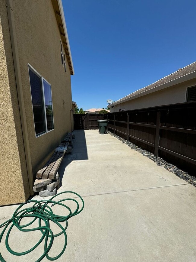 Building Photo - Stunning 4/3 in Roseville! 2 Car Garage!