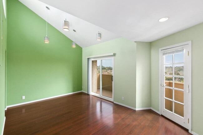 Building Photo - Woodlands South - La Jolla Townhome
