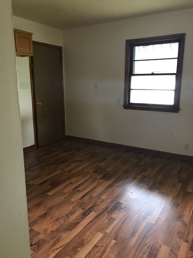 Building Photo - 4BR SINGLE FAMILY HOME, GREAT LOCATION, YARD, PARKING, BASEMENT