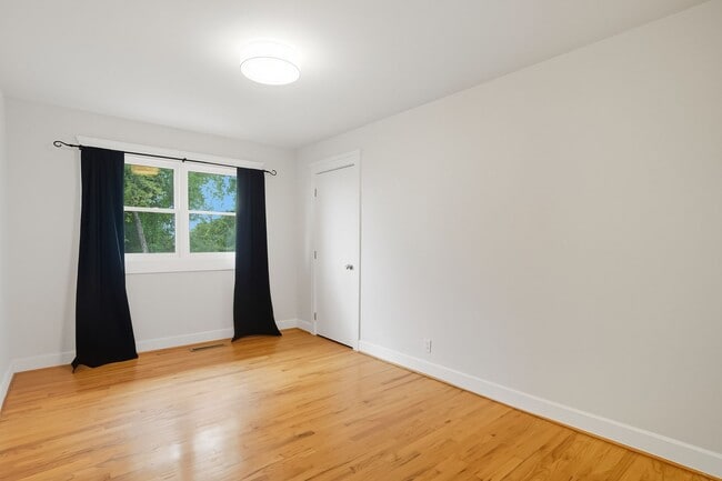 Building Photo - SW Portland!! Stunning 4-Bedroom Home with...