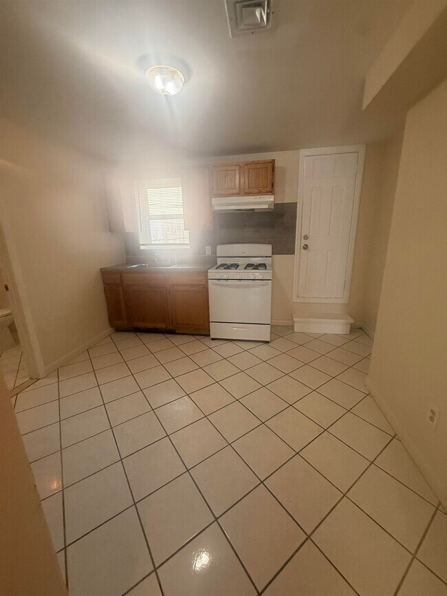 Building Photo - 592 Bramhall Ave