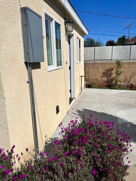 Building Photo - 3457 S Cloverdale Ave