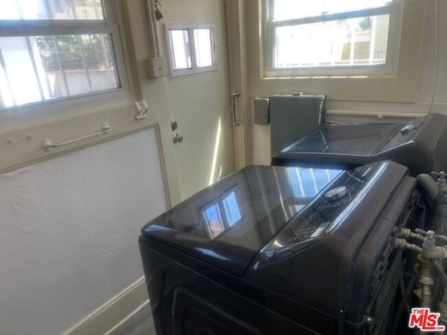 Building Photo - 5850 Arlington Ave