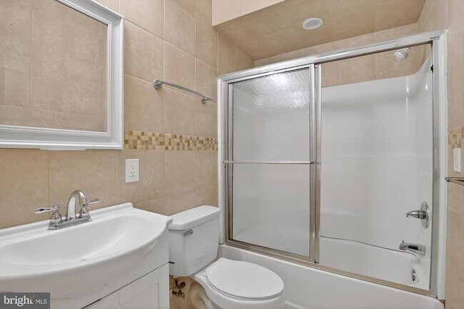 Building Photo - 1802 E Huntingdon St