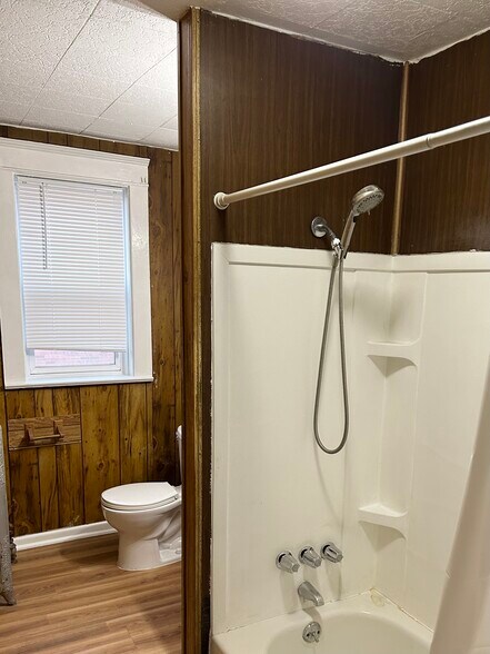 Bathroom with tub-shower - 251 E Broadway