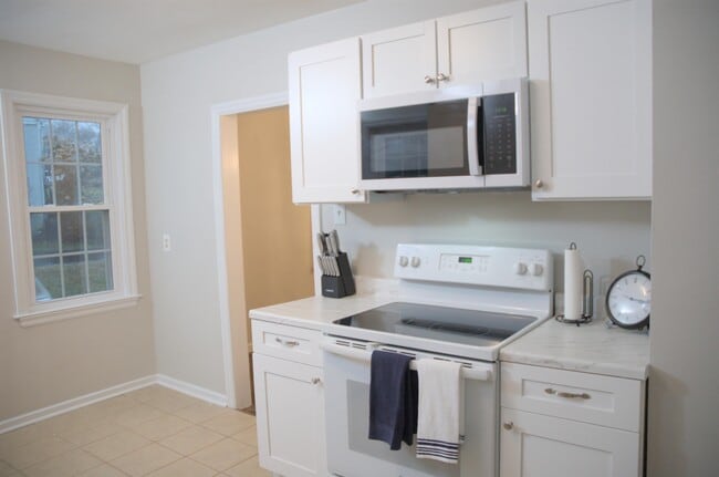 Building Photo - 2516 Derwent Dr SW