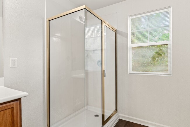 Building Photo - Modern 4 Bed Home with Office, AC, Garage,...