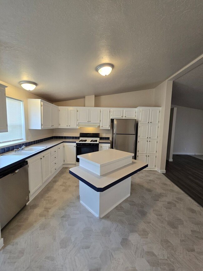 Building Photo - Pet Friendly 3 Bed / 2Bath Home w/ Carport