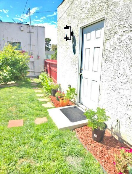 Building Photo - 1345 E 56th St