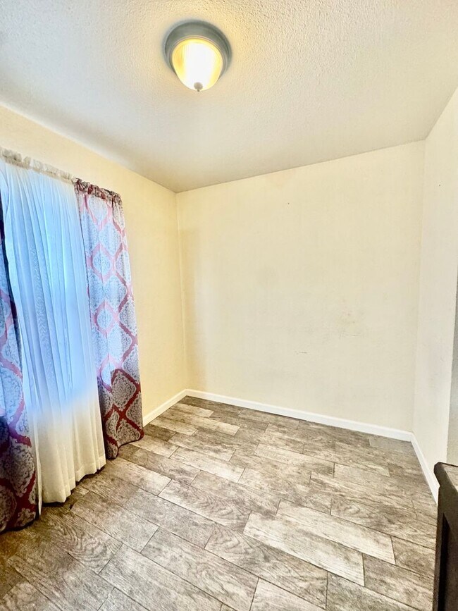 Building Photo - Lexington Subdivision-3/2-Move in ready! Call and schedule today!--Move in special