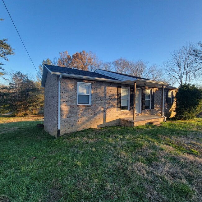 Building Photo - 3/1 Brick House-Cookeville- Full Unfinishe...