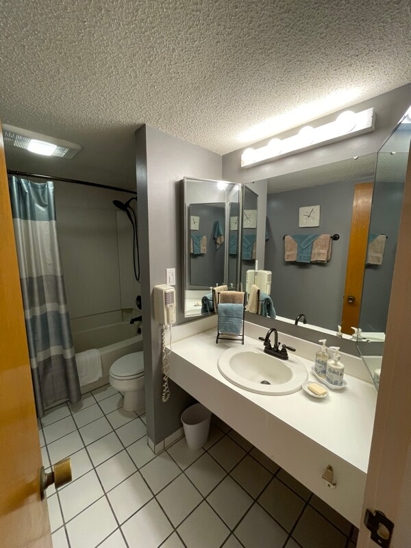 Building Photo - 700 Olde Camelot Cir