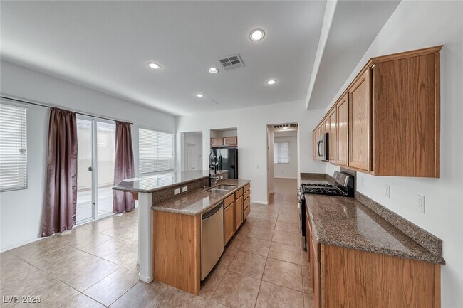 Building Photo - 6534 Ditmars St