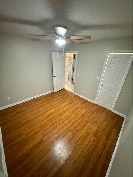 Building Photo - 5204 Beach Dr