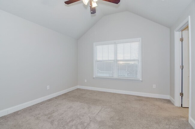 Building Photo - Large House in Grovetown!