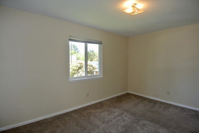 Building Photo - 1729 Elmwood Dr