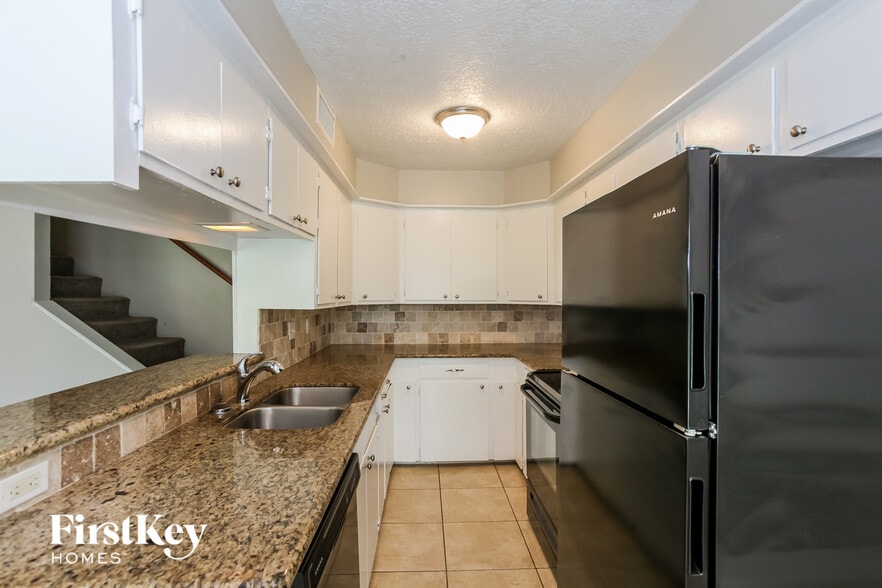 Building Photo - 2111 Savanna Ct N