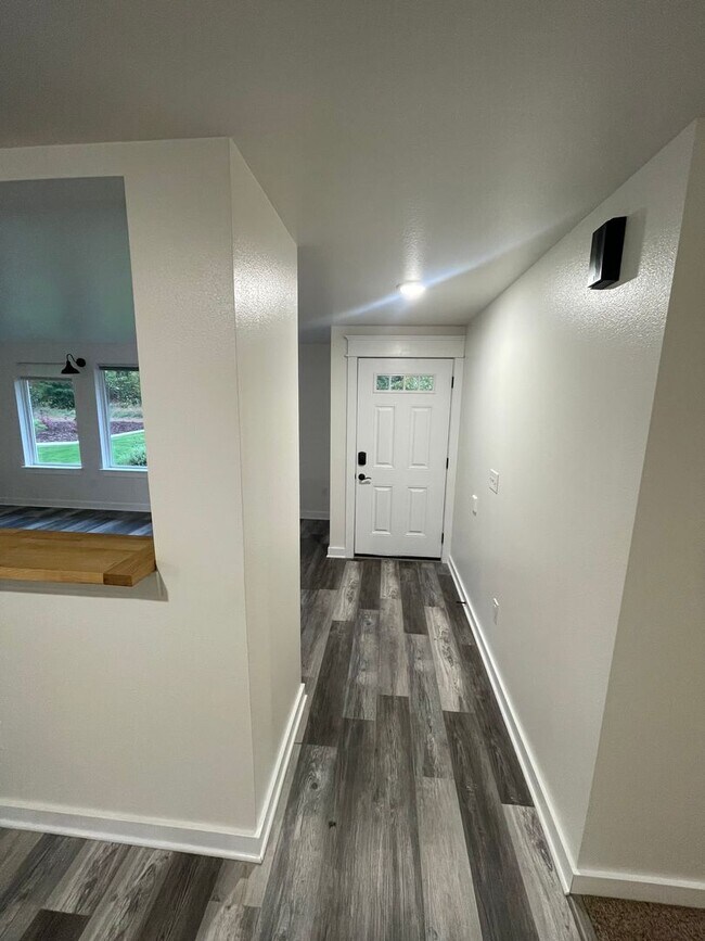 Building Photo - Charming 4-Bedroom with Open Floor Plan & ...