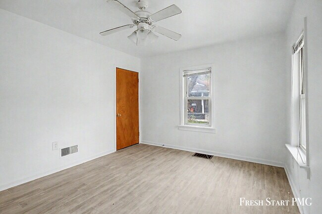 Building Photo - 1521 N Park St