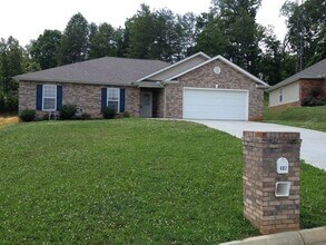 Building Photo - 4BR/2BA Knoxville One-level home; 10 miles from UT Hospital