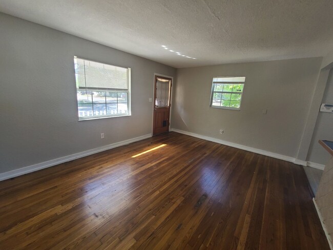 Building Photo - Fenced in four bedroom house near beautiful Gulfport