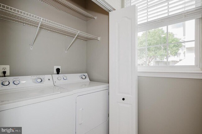 Building Photo - 557 Rhapsody Ct