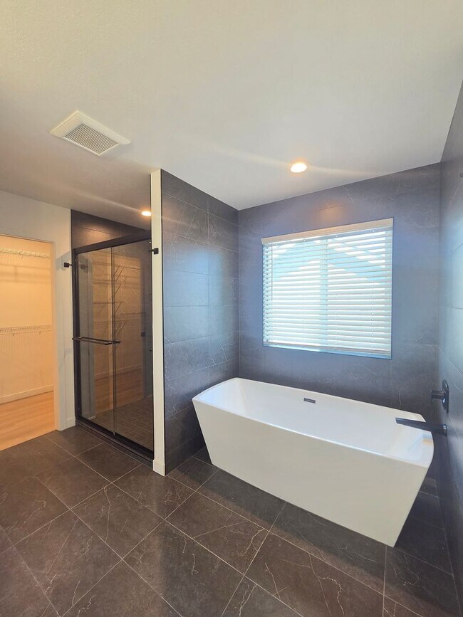 Building Photo - $2,500 - 4 Bed / 2.5 Stunning Home in Five Mile Prairie Neighborhood