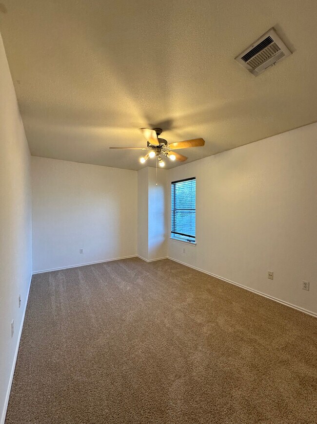 Building Photo - 2101 Charlotte Estates Dr