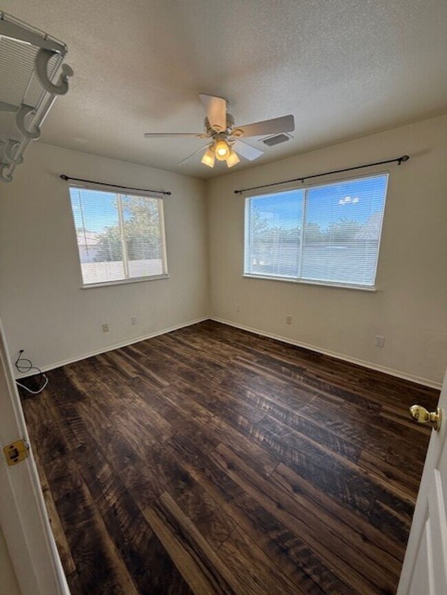 Building Photo - Occupied Do Not Disturb Tenant 3 Bedroom Plus Den & 2 Bath home Contact Property Pros Property Ma...