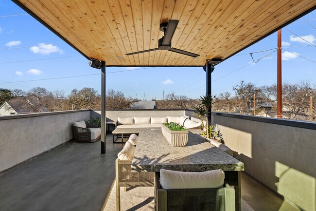 Building Photo - 1304 Comal St