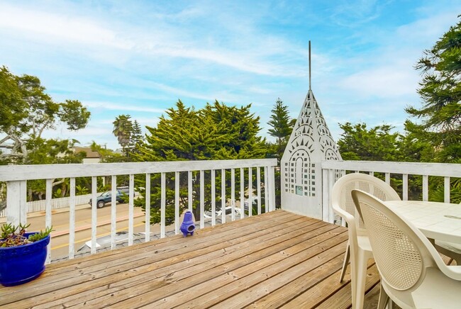 Building Photo - Price drop! Cozy Home Between Mission Beach and Mission Bay with Parking and Rooftop Deck!
