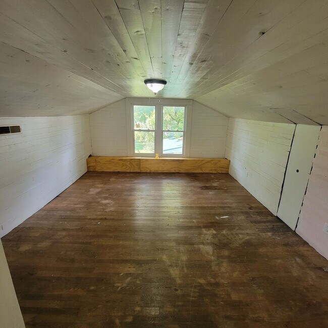 Building Photo - 3/1-Livingston City Limits-Finished Attic ...