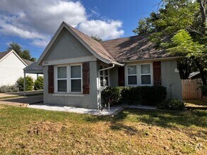Building Photo - Super Cute Brick Home in Uptown OKC!