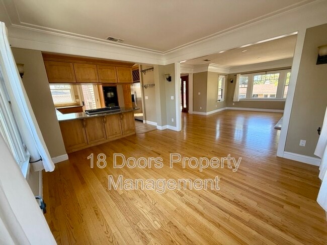 Building Photo - 2375 Montclair St