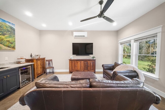Building Photo - Fully Furnished | Asheville Area