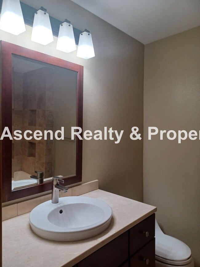 Building Photo - Stunning Views! 2 Level Condo Minutes to Downtown & PSU Incl Water/Sewer/Garbage & Parking