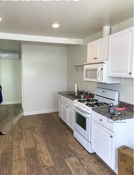 Building Photo - 1256 1/2 Rolland Curtis Pl