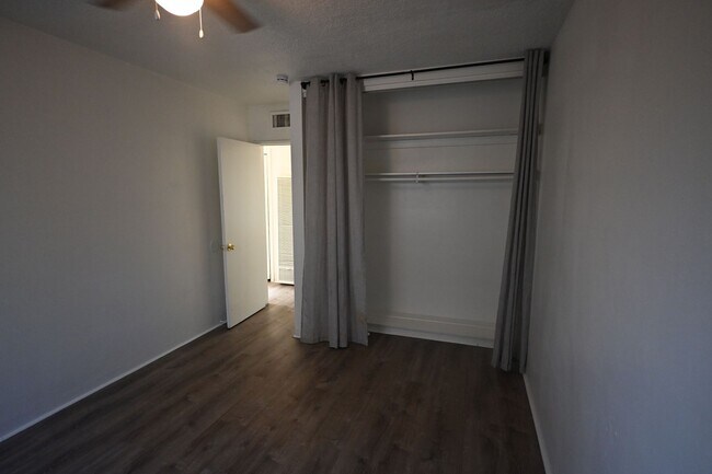Building Photo - 2 Bed Apartment  - $1,050 - 378 N 13th Str...