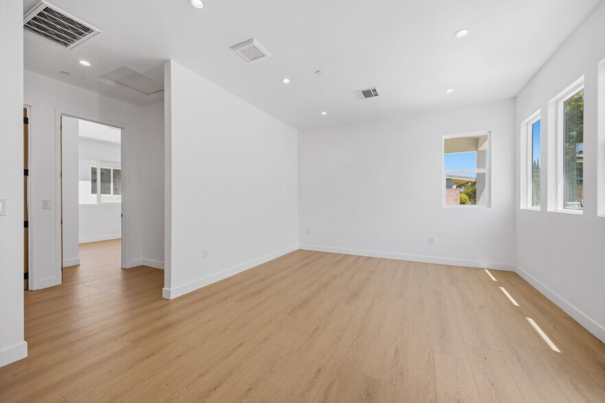 Building Photo - 7647 Melvin Ave