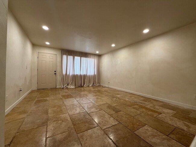 Building Photo - Beautifully updated condo!