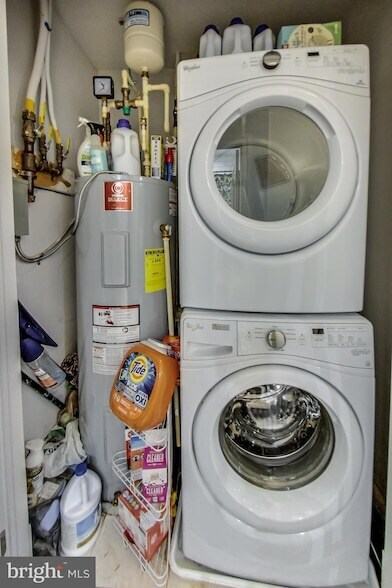 Building Photo - 819 D St NE