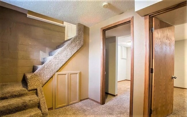 Building Photo - Attention College Students!!