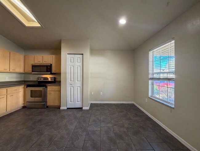 Building Photo - Pet Friendly 3/2 Home in Sorrento Available NOW!